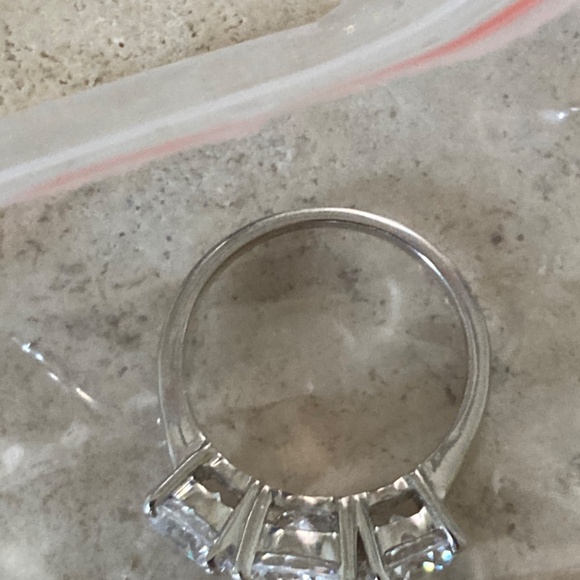 Ring 3.27 Ct Colorless Round 925+ simulated stone. 3-Stone Ring Size 6 - Picture 5 of 9